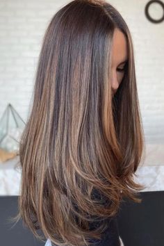 Las mechas pueden realzar tu color de pelo natural y darle dimensión. Unas mechas gruesas un nivel o dos más claras que el color de base conseguirán un aspecto difuminado y natural.  // Crédito de la foto: instagram @thescissorsammurai Balayage Straight Hair, Golden Brown Hair Color, Brown Straight Hair, Rambut Brunette, Golden Brown Hair, Brown Hair Looks, Brunette Hair With Highlights, Hairstyles For Layered Hair