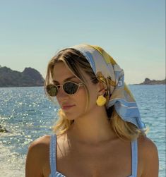 Beach Look Aesthetic, Beach Bandana Outfit, Head Scarf Summer Outfit, Beach Body Aesthetic Outfit, Boat Cruise Outfits For Women, Bandana Beach Outfit, Beach Head Scarf, Aesthetic Vacation Outfits, Head Scarf Summer