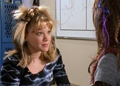 Lizzie Mcguire Hairstyles, Lizzie Mcguire Hair, Lizzie Mcguire Outfits, 90s Makeup Trends, Y2k Aesthetic Institute, 2000s Hair, 2000s Hairstyles, 2000s Outfit, Y2k Hairstyles