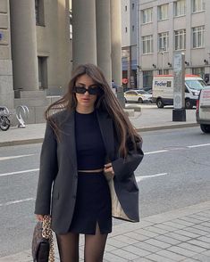 Bra And Coat Outfit, Long Hair Hair Cuts Ideas, Leather Chelsea Boots Outfit Women, Clean Look Style, Modern Elegant Outfit, Outfits Elegantes Aesthetic, Short Pencil Skirt Outfits, Smart Casual Women Evening, Business Causal Outfits Women