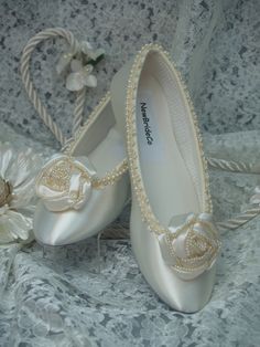 READY TO SHIP SHOES USA SIZE: 6, AS SHOWN IN PICTURE. READY TO SHIP SHOES USA SIZE: 8, AS SHOWN IN PICTURE. *If you need a different color or size please see below. COLOR: IVORY Description: Fancy Flower 1.5'' X 1.5'' pearl edging, unique pearls edging trim on shoe. Gorgeous Ivory Satin Flower Rosette with Pearls along the edges. So exquisite and unique. Perfect for after a long day of heels. These flats are satin, with man-made insoles, and sueded leather outer soles. (Please Note: These are NO Ivory High Heels, Ivory Flats, Lace Garter Set, Pearl Bracelet Wedding, Great Gatsby Fashion, Ivory Shoes, Ballet Style, Ballerina Slippers, Satin Shoes