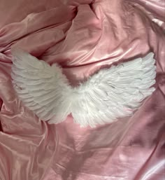 selkie white angel wings on a pink satin blanket, the sun is shining on half of the wings. Angel Aesthetic Outfit, Rosé Halloween, Fashion Designer Aesthetics, Satin Blanket, Tumblr Vibes, Streetwear Luxury