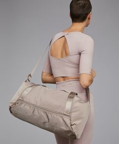 Women's Gym Bags: Yoga & Sports Bags | Oysho Gym Ootd, Yoga Gym Bag, Womens Gym Bag, Sports Wear Women, Yoga Gym, Gym Training, Gym Style