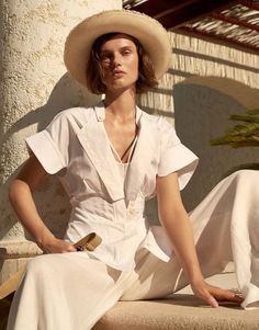 Modeling Poses For Beginners, Minimalistic Architecture, Giedre Dukauskaite, Minimalist Moda, Fashion Model Poses, Resort Look, Alfred Stieglitz, Beige Outfit, Resort Fashion