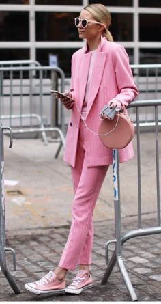 Looks Com All Star, Casual Chique Stijl, Look Rose, Style Casual Chic, Pink Suit, Summer Work Outfits, Cooler Look, Fashion Weeks, Black Women Fashion