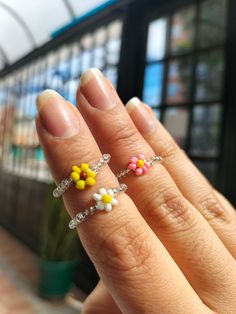 🌸Beaded daisy ring💍 Transparent beads with a delicate and beautiful yellow, pink and white flower. Choose the one you like the most to match your clothes! 💍One size fits all, the rings are threaded with elastic thread, allowing for a proper fit. Flower Beaded Ring, Bead Accessories, Beaded Daisy, Couple Band, Daisy Ring, Ring Flower, Beaded Ring, Elastic Thread, Beaded Accessories