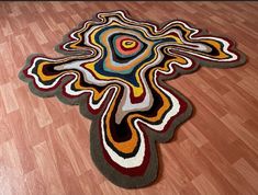 a colorful rug is on the floor in an empty room with wood floors and hard wood flooring