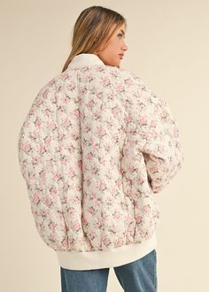 Floral print, quilted stitch bomber jacket. Oversized fit. Zip closure. Materials: 100% Polyester. Model is wearing a size S.