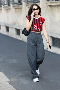 Sports Tshirt Outfit, Sport Jersey Outfit Women, Sports Shirt Outfit, Jersey Shirt Outfit, Sports Jersey Outfit, Bloke Core, Core Fashion, Football Jersey Outfit, Football Fashion