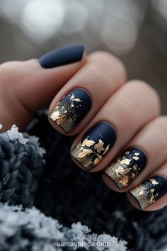 Nail Designs January 2025, January Sns Nails, Pretty January Nails, Navy Gel Nails Ideas, Navy Oval Nails, Navy Rose Gold Nails, Navy And Gold Christmas Nails, Christmas Nails Navy Blue, Navy Silver Nails