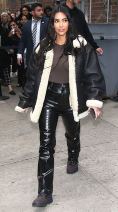 Kim K Winter Outfits, Kardashian Winter Style, Celebrity Winter Outfits, Art Style Y2k, Y2k Username Ideas, Winter Season Outfits, Dark Winter Outfits, Y2k Usernames, Aesthetic Wallpaper Y2k