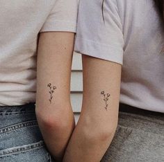 25 ideas de tatuajes para amigas elegantes y minimalistas Places For Small Tattoos, Minimalist Floral Tattoo, Tattoo Friendship, Gratitude Tattoo, Friendship Tattoo, Maching Tattoos, Matching Friend Tattoos, Small Matching Tattoos