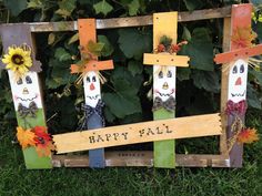 three scarecrows made out of pallet boards with happy fall written on them