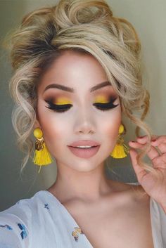 Awesome Homecoming Makeup Ideas ★ See more: http://glaminati.stfi.re/awesome-homecoming-makeup-ideas/ Makeup Cantik, Yellow Makeup, Yellow Eyeshadow, Amazing Makeup, Smink Inspiration, Beauty Make-up, Makijaż Smokey Eye, Makeup Guide, Makeup Hacks