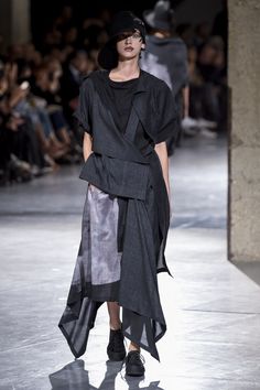 Yohji Yamamoto RTW Spring 2018 Pants Runway, Yoji Yamamoto, Japanese Fashion Designers, Japanese Outfits, Ann Demeulemeester, Runway Collection, Fashion 2018, Yohji Yamamoto, International Fashion