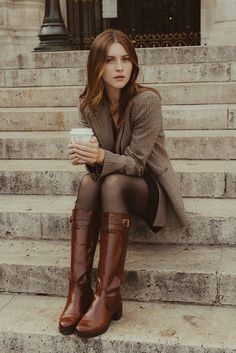 Professor Outfits, Brown Boots Outfit, Pantyhose Fashion, Classic Style Outfits, Content Inspiration, Fashion Attire, Winter Mode, Fashion Line, Autumn Outfit