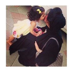 Mom and baby :) Nude Leggings, Baby Hijab, Cute Babies Photography, Girls F, Cute Cute, Nicole Richie, Carrie Fisher, Hijabi Girl, Baby Mama