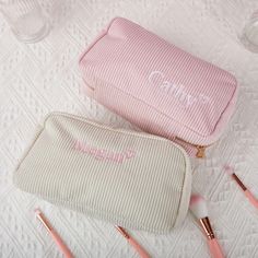 💖Let our personalized handheld makeup bag be the ideal companion for your beautiful journey! This makeup bag is not only a practical storage solution but also a fashionable accessory to showcase your unique style. Its durable design ensures the longevity of style, allowing you to stand out in the crowd. 💖Designed with ingenuity, the large opening design allows makeup items to be visible at a glance, easy to store and access, allowing you to quickly touch up your makeup during a busy day and ma Bridesmaid Makeup Bag, Custom Embroidered Hats, Personalized Clutch, Embroidered Backpack, Daily Carry, Kids Canvas, Plush Bags, Personalized Embroidery, Makeup Items