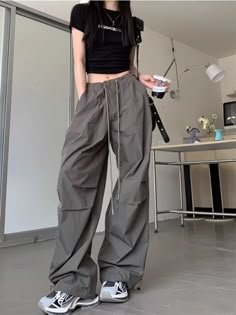 Gray Parachute Pants, Oversized Korean Fashion, Streetwear Sweatpants, Celana Fashion, Pants Woman, Baggy Sweatpants, Cargo Pants Outfit, Retro Streetwear