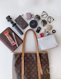 Pack My Work Bag With Me, What’s In Your Bag, Whats In My Bag Essentials, Commuter Essentials, Fashion Books Aesthetic, Trendy Bags For Women, Louis Vuitton Bucket Bag