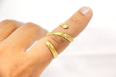 This 14k Yellow Gold Fill  Stabilizer Finger Ring treats Trigger Finger will help your joint to heal and align, our goal is to help you feel some comfort while wearing a beautiful piece made with love. We make jewelry with soul, at affordable prices, we want our pieces to help you in any way they can, and of course, that you love the way they look on you. This ring will help you relieve pain and prevent flexion contracture, it will let you bend your finger slightly, and is going to help you to s Trigger Finger Rings, Mallet Finger, Finger Splint, Trigger Finger, How To Measure Yourself, Make Jewelry, Finger Ring, Ring Sizer, Ring Finger