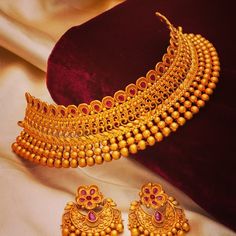 Jewellery Set For Bride, Gold Jewellery Set, Antique Gold Jewellery, Rajputi Jewellery, Gold Chokers, Pearl Ornaments, Antique Gold Jewelry Indian, Gold Necklace Indian, Choker Designs