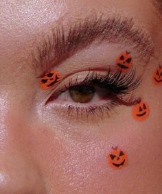 Halloween Makeup Looks Pretty, Howlloen Makeup, Spooky Cute Makeup, Simple Halloween Makeup Looks For School, Halloween Ghost Eyeliner, Halloween Makeup Minimal, Halloween Cute Makeup Ideas, Pumkin Makeup Easy