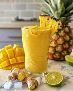 Mango Ginger Smoothie, Ginger Smoothie, Healthy Drinks Smoothies, Fresh Pineapple, Smoothie Shakes, Natural Medicine, Fresh Ginger, Coconut Water, Quick Easy Meals