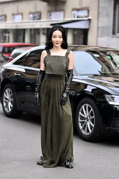 Milan Fashion Week Fall/ Winter 2024/5 – Street Style Highlights Part 2 White Knee Length Dress, Maxi Skirt Style, Street Snap, Fall Winter 2024, Maxi Skirts, Winter 2024, Fashion Colours, Sheer Fabrics