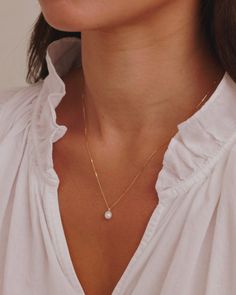 Discover the Pearl Charm Necklace, featuring timeless pearls for a classic and elegant accessory. Singular Pearl Necklace, Dainty Gold Pearl Necklace, Simple Elegant Wedding Jewelry, Pearl Pendant Necklace Gold, Simple White Gold Necklace, Gold Pearl Wedding Jewelry, Casual Pearl Necklace, Old Money Necklace Aesthetic, Pearl Necklace Dainty