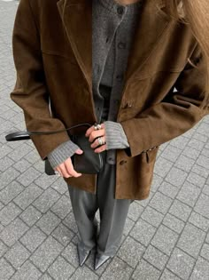 Styling Brown Shirt, Suede Fall 2024, Autumn Vest Outfit, Brown Suede Coat Outfit, Suede Shacket Outfit, Fall Layers Outfits, Trendy Autumn Outfits 2024, Light Brown Jacket Outfit, Suede Pants Outfit