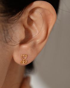 Embrace the elegance of spring with our delicate tulip stud earrings🌷.  These minimalist floral earrings are perfect for everyday wear or special occasions. Tulips symbolize love, rebirth and happiness, making these earrings a thoughtful gift for loved ones on birthdays, anniversaries, or as a token of appreciation. Lightweight and comfortable, they add a touch of sophistication to any outfit. D E T A I L S * Pendant Size: Approximately 6x9 mm * Lightweight: Comfortable to wear all day, subtle Minimalist Jewelry Earrings, Gold Minimalist Jewelry, Gold Jewellry, Floral Jewelry, Gift Love, Earrings Minimalist, Floral Jewellery, Floral Earrings, Matching Necklaces