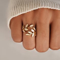 Add a touch of luxury to your everyday look with this beautiful ring. Delicate, elegant, and perfect for any occasion. Casual Rings Women, Pretty Rings Gold, Gold Rings Women, Jewellery Elegant, Gold Leaf Ring, Gold Leaf Rings, Ring Accessories, Gold Flower Ring, Casual Rings