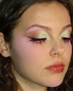 Half Magic Makeup, Pastel Makeup Looks, Colourful Eye Makeup, Editorial Makeup Creative, Makeup Nails Art, Graphic Makeup, Rave Makeup