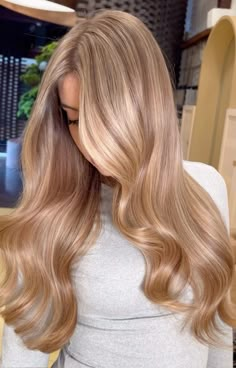 Biscuit Blonde Hair Color, Solid Color Blonde Hair, Blonde With Pink Undertone, Dark Blonde Strawberry Hair, Blonde Creamy Hair, Blond Highlights On Light Brown Hair, Golden Light Brown Hair, Latina Blonde Hair, Biscuit Blonde Hair