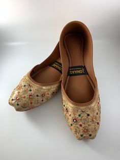 dhaage.london We Bring you our latest collection. These beautiful GOLD khussas/Juttis are handcrafted, incredibly soft and anti-slip sole. This will give you Comfort and style all in one!    . #jutti #khussa #shoes #punjabishoes #juttilovers #summer #desiclothes #casualshoes #indian #pakistani #desi #fashion #desifashion #kaleeray #accessories #tradionalshoes #handmade #summer #summervibes #wedding #desiwedding #partywear #eid #simplekhussa #pakistanifashion #punjabifashion #ladies #shoes Traditional Closed Toe Ballet Flats For Festive Occasions, Traditional Gold Embroidered Flats, Traditional Gold Flats For Festive Occasion, Traditional Gold Flats For Festivals, Gold Traditional Slip-on Flats, Gold Bollywood Flats For Festivals, Festive Gold Flats With Cutdana, Gold Slip-on Traditional Flats, Festive Gold Cutdana Flats