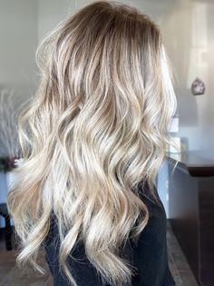 Smudge Roots Blonde Hair Blonde Hair With Dark Brown Roots, Blonde Hair With Blended Roots, Blonde Melted Root, Blonde Smudge Root Balayage, Blonde With Root Tap, Blonde With Root Melt, Blonde Highlights With Root Smudge, Smudge Root Blonde, Root Melt Blonde