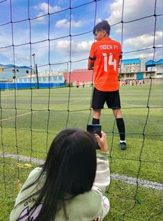 Girlfriend Supporting Boyfriend Football, Football With Girlfriend, I Heart My Bf Wallpaper, Sports Couples Football, Futbol Couple, Teen Couple Aethstetic Faceless, Football Couples Aesthetic, Football Couple Goals, Footballer Boyfriend