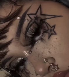 Emo Star Makeup, Make Up Ideas Y2k, How To Draw Y2k Eyes, Eye Makeup Art Drawings, Star Makeup Eyeliner, Cool Liner Looks, Alt Star Makeup, Cool Emo Makeup, Hot Eyeliner Looks