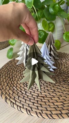 Origami Videos, Noel Diy, Christmas Origami, Noel Christmas, Salon Decor, Diy Table, Christmas Table Decorations, Christmas Deco, Christmas Table