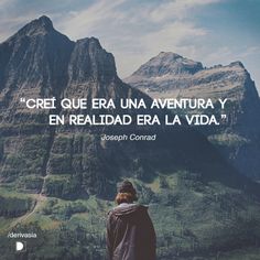 a man standing on top of a mountain with a quote above him that reads,'cret que era una aventura y en realidad era era la viavidda