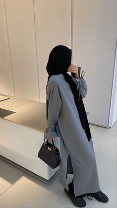 Hijab Outfit Inspiration, Halima Aden, Hijab Trend, Top Ootd, Islamic Fashion Dresses, Hijab Trends, Muslim Outfits Casual, Hijab Style Casual