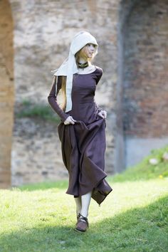 Medieval Headpiece, Medieval Clothing Women, Historical Cosplay, Medieval Outfits, Country Costumes, Simple Poses