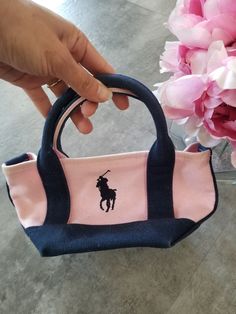 Polo Ralph Laurent Petit Porte-monnaie Rose et Jeans Bleus Sac à main très mignon et tellement tendance En bon état😍 mais pas parfait à cause que la personne qui l'avait devait avoir un chat. ❤ carton3 Luxury Ralph Lauren Shopping Bag, Polo Ralph Lauren Bag, Polo Ralph Lauren Tote Bag, Ralph Lauren Luxury Tote Bag, Ralph Lauren Teddy Bear Bag, Ralph Laurent, May 13, Polo Ralph, Polo Ralph Lauren