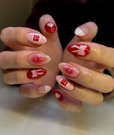 This festive nail art design combines red and pink hues with cute, girly bow accents. A perfect choice for a stylish holiday look. Save this pin for festive nail ideas! #RedAndPink #HolidayNailArt #BowNails #ChristmasNails #NailInspo Christmas Nail Designs Aesthetic, Christmas Aesthetic Nails Ideas, Valentine S Day Nail, Valentines Day Nails Aesthetic, Valentine’s Day Nails, Fun Red Nails, Nail Designs Aesthetic, Cute Holiday Nails, Holiday Nails Red