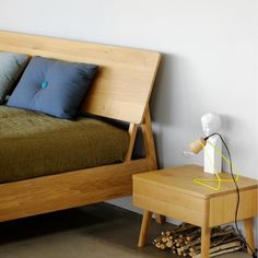 Oak Air Bedside Table with One Drawer by Ethnicraft Oak Wooden Bed Frame Bedroom, Ethnicraft Bed, Oak Bedside Tables, Oak Beds, Прикроватные Тумбочки, Bed Design Modern, Air Bed, Solid Wood Bed, Hamptons Style