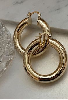 Fall Jewelry Trends, 90s Jewelry, Jewelry Product Shots, Golden Hoops, Hoops Gold, Golden Jewelry, Jewelry Lookbook, Fancy Jewelry