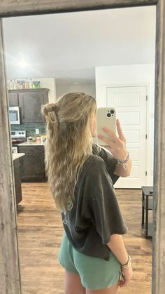 Simple Crimped Hairstyles, Cute Hairstyles With Curled Hair Half Up, Half Up Half Down School Hair, Simple Wet Hairstyles, Easy Crimped Hairstyles, Hair Styles With Crimped Hair, Half Up Half Down Hair Crimped, Cute Hairstyles For Crimped Hair, Half Up Half Down Cute Hairstyles