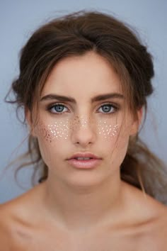 Uma tendência forte é marcar as sardinhas; e por que não com glitter? Glitter Carnaval, Glitter Shower, Festival Makeup Glitter, Mr Kate, Fairy Makeup, Make Up Looks, Natural Beauty Tips, Fantasy Makeup