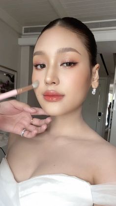 Elegant Bridal Makeup Asian, Makeup Inspo Graduation, Fresh Glam Makeup, Make Up Wedding Korea, Thai Style Makeup, Thailand Makeup Look Wedding, Classy Wedding Makeup, Thai Makeup Looks